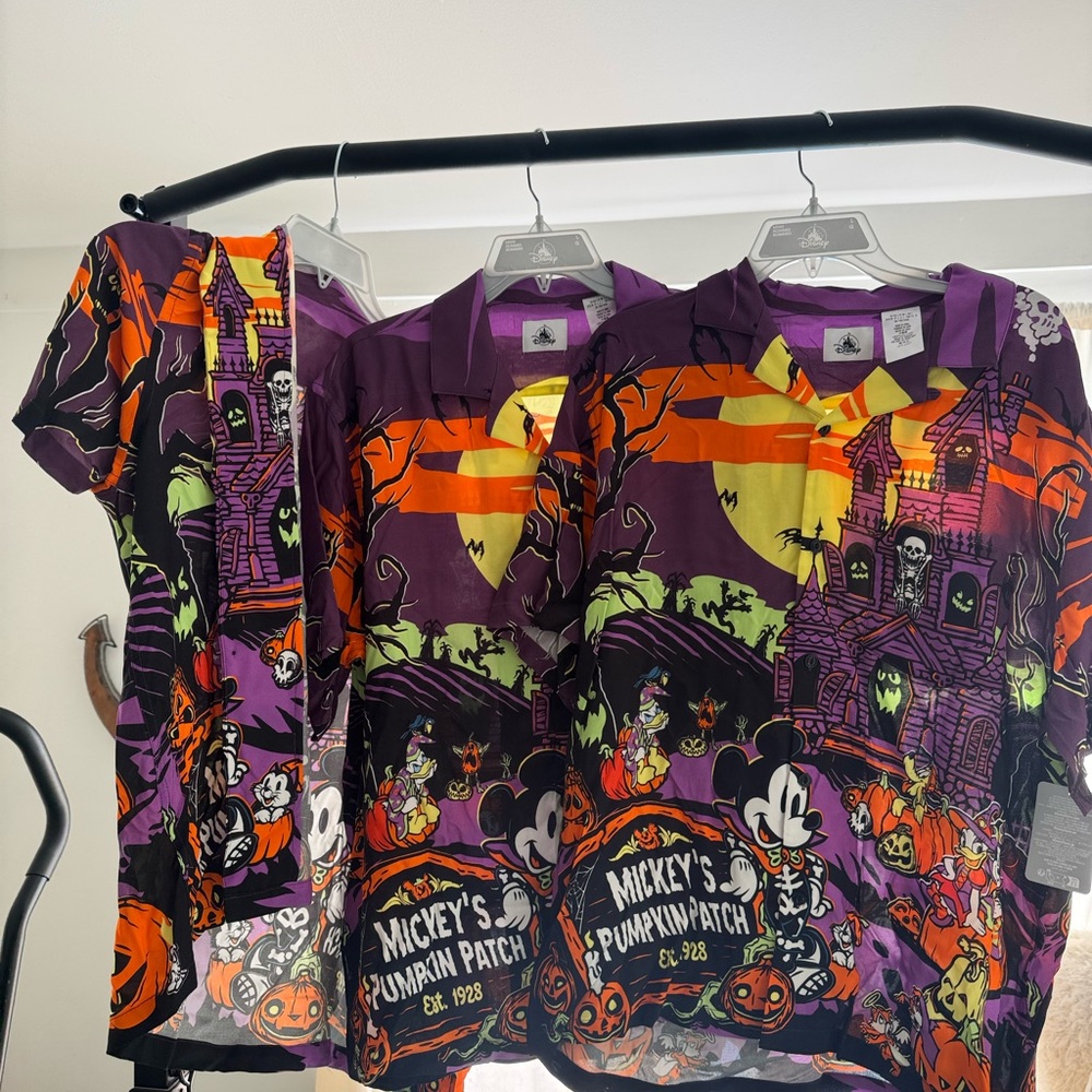 1 Large  Mickey's pumpkin  Halloween Shirt
